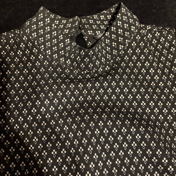 Banana Republic Black and Gold Patterned Mock Neck Shell Sleeveless Top SZ M - Picture 5 of 9